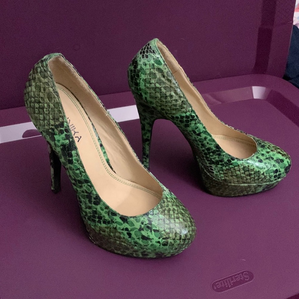 Green snakeskin print stilettos